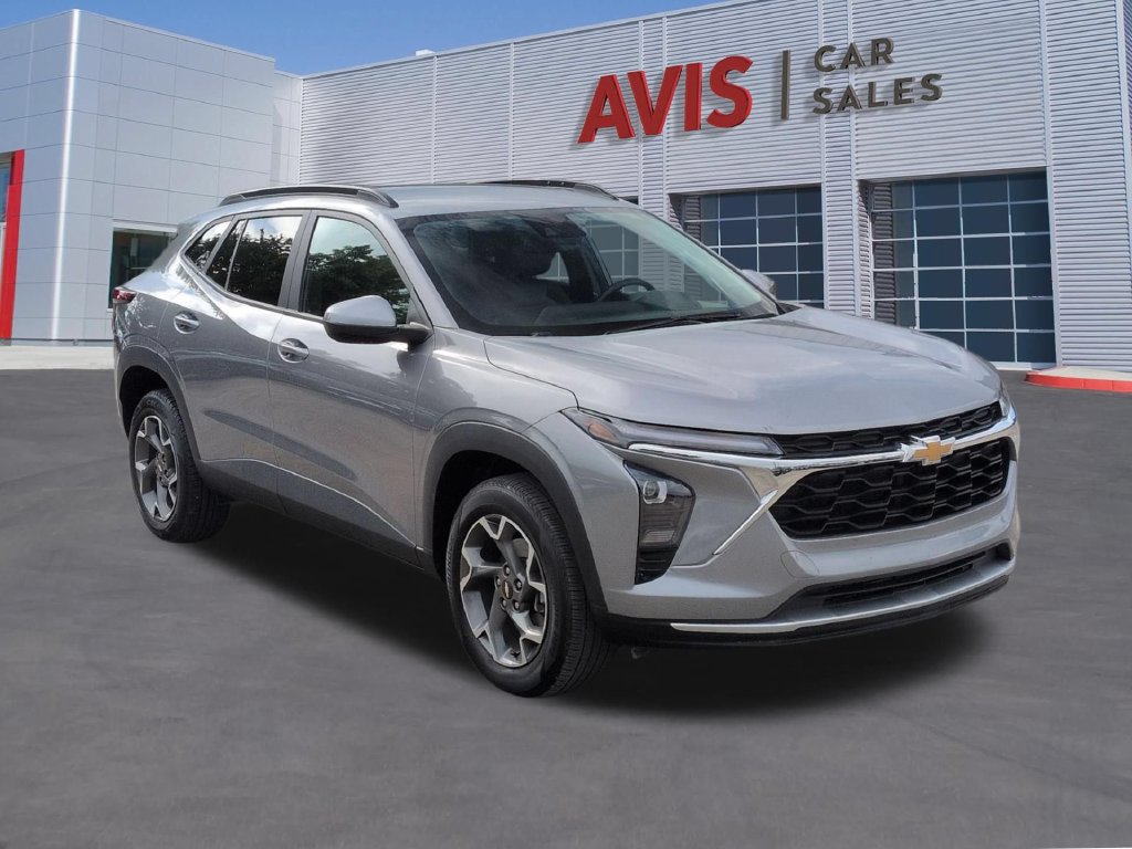 Used 2025 Chevrolet Trax LT w/ LT Convenience Package FWD image 3