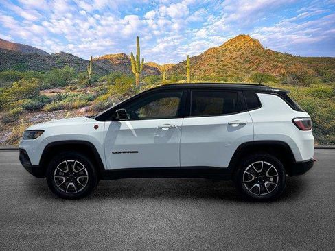 Used 2025 Jeep Compass Trailhawk AWD/4WD image 7