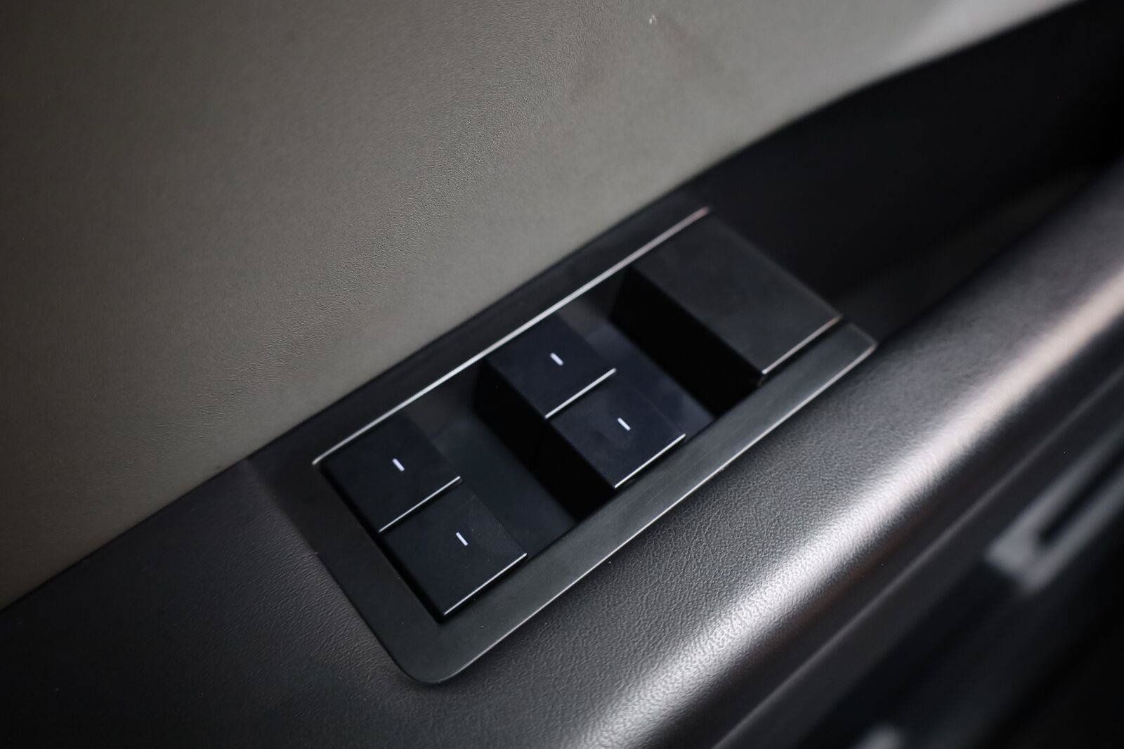 Used 2025 Tesla Cybertruck AWD Crew Cab image 36