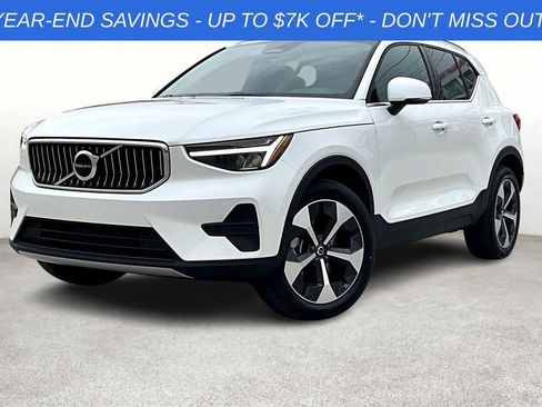 Used 2025 Volvo XC40 B5 Core image 2