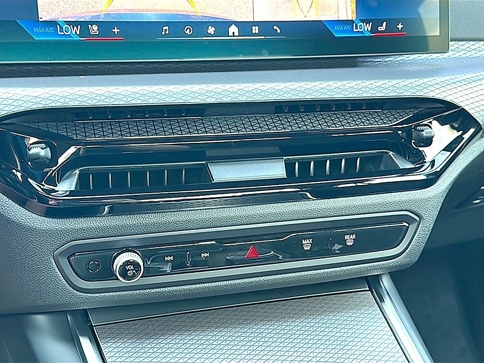 New 2026 BMW 330i Sedan w/ M Sport Package RWD image 25