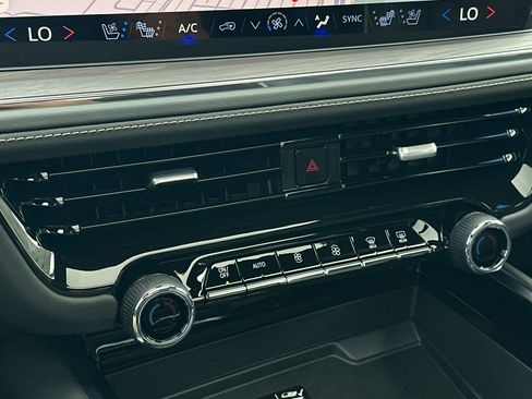 New 2025 Chevrolet Suburban Premier image 23