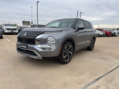 Used 2023 Mitsubishi Outlander SE image 1