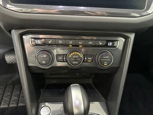 Used 2021 Volkswagen Tiguan SE w/ Panoramic Sunroof Package image 28