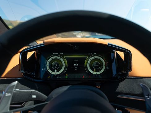 Used 2025 Aston Martin V8 Vantage Coupe RWD image 13