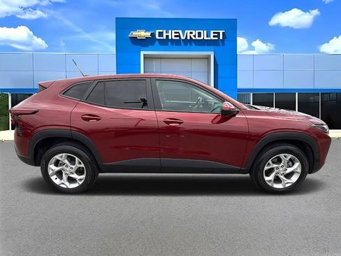 Used 2024 Chevrolet Trax LS w/ LS Convenience Package FWD image 2