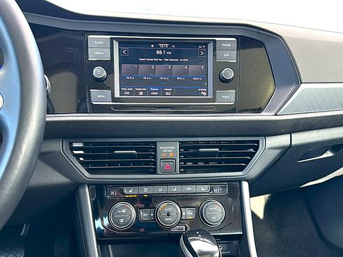 Used 2024 Volkswagen Jetta SE image 31