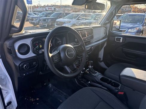 Used 2024 Jeep Wrangler Unlimited image 14