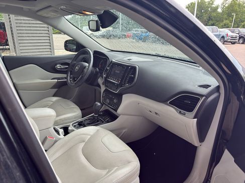 Used 2019 Jeep Cherokee Limited w/ Trailer Tow Group AWD/4WD image 11
