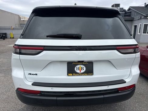 Used 2023 Jeep Grand Cherokee Altitude AWD/4WD image 6