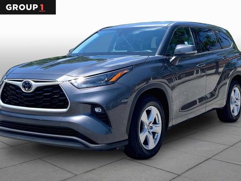 Used 2022 Toyota Highlander LE FWD image 1