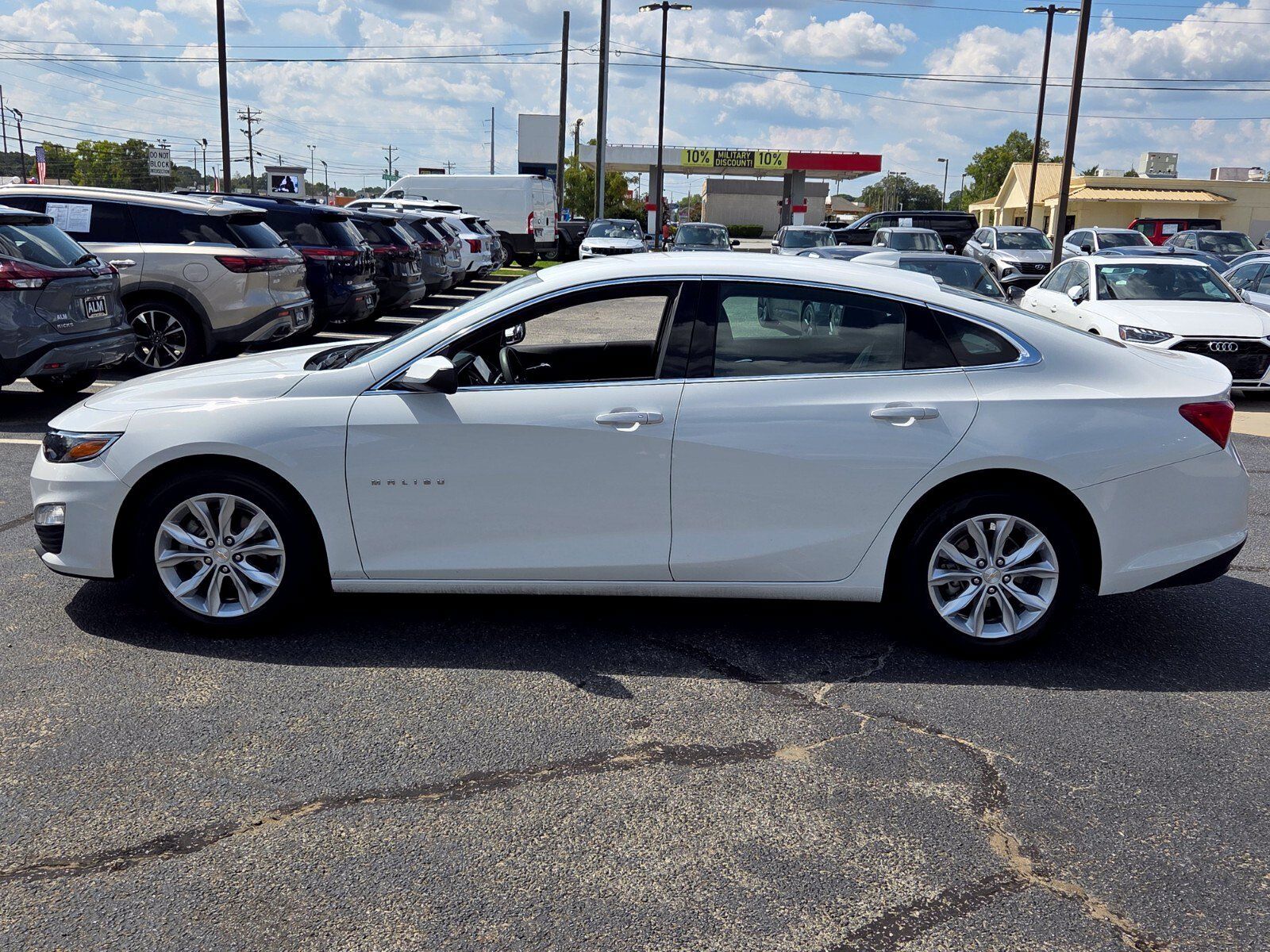 Used 2025 Chevrolet Malibu LT FWD image 4
