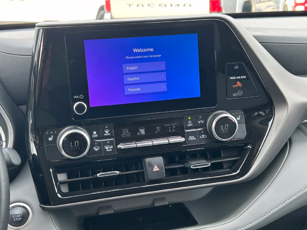 Used 2025 Toyota Highlander XLE FWD image 22