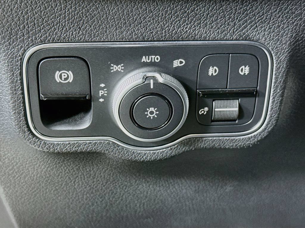 Used 2023 Mercedes-Benz GLB 250 4MATIC image 10