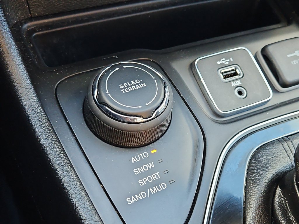 Used 2019 Jeep Cherokee Limited AWD/4WD image 16