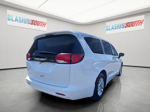 Used 2022 Chrysler Voyager LX FWD image 3