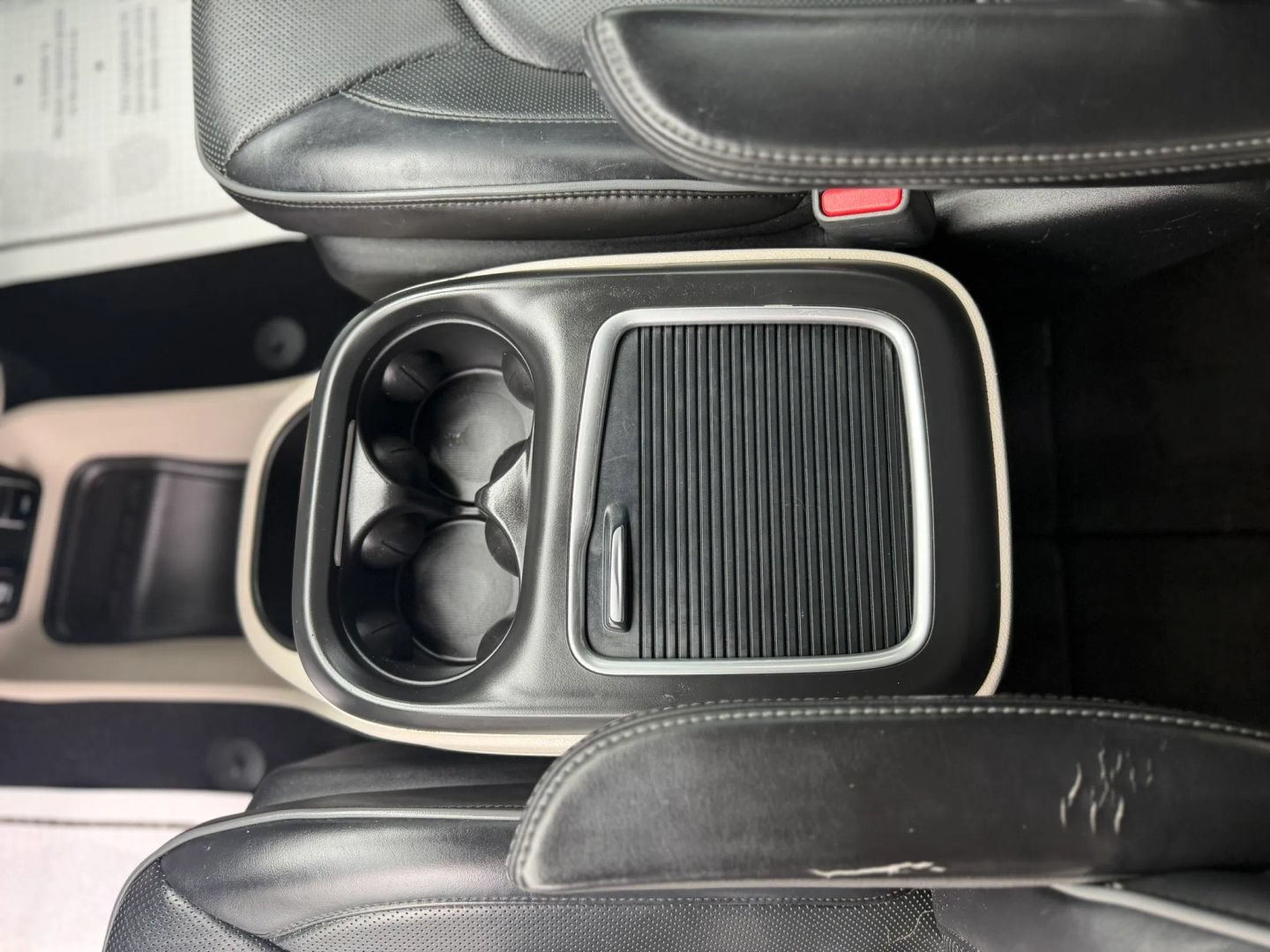 Used 2019 Chrysler Pacifica Limited w/ Tire & Wheel Group FWD image 23