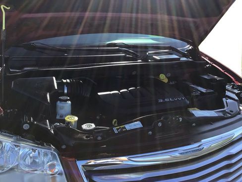 Used 2015 Chrysler Town & Country Touring-L w/ Driver Convenience Group FWD image 11