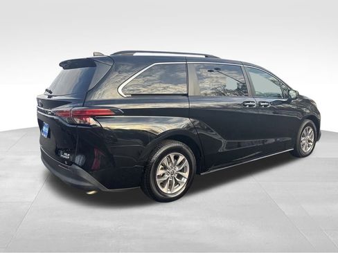 Used 2022 Toyota Sienna XLE image 8