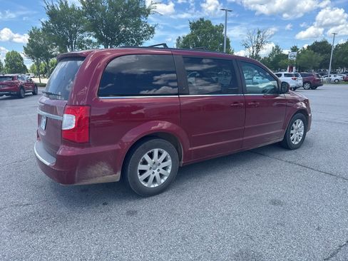 Used 2016 Chrysler Town & Country LX FWD image 5