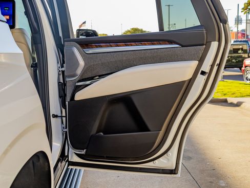 Used 2026 Cadillac Escalade Platinum Sport w/ LPO, ONYX Package image 37