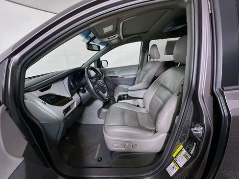 Used 2016 Toyota Sienna XLE w/ XLE Navigation Package FWD image 13