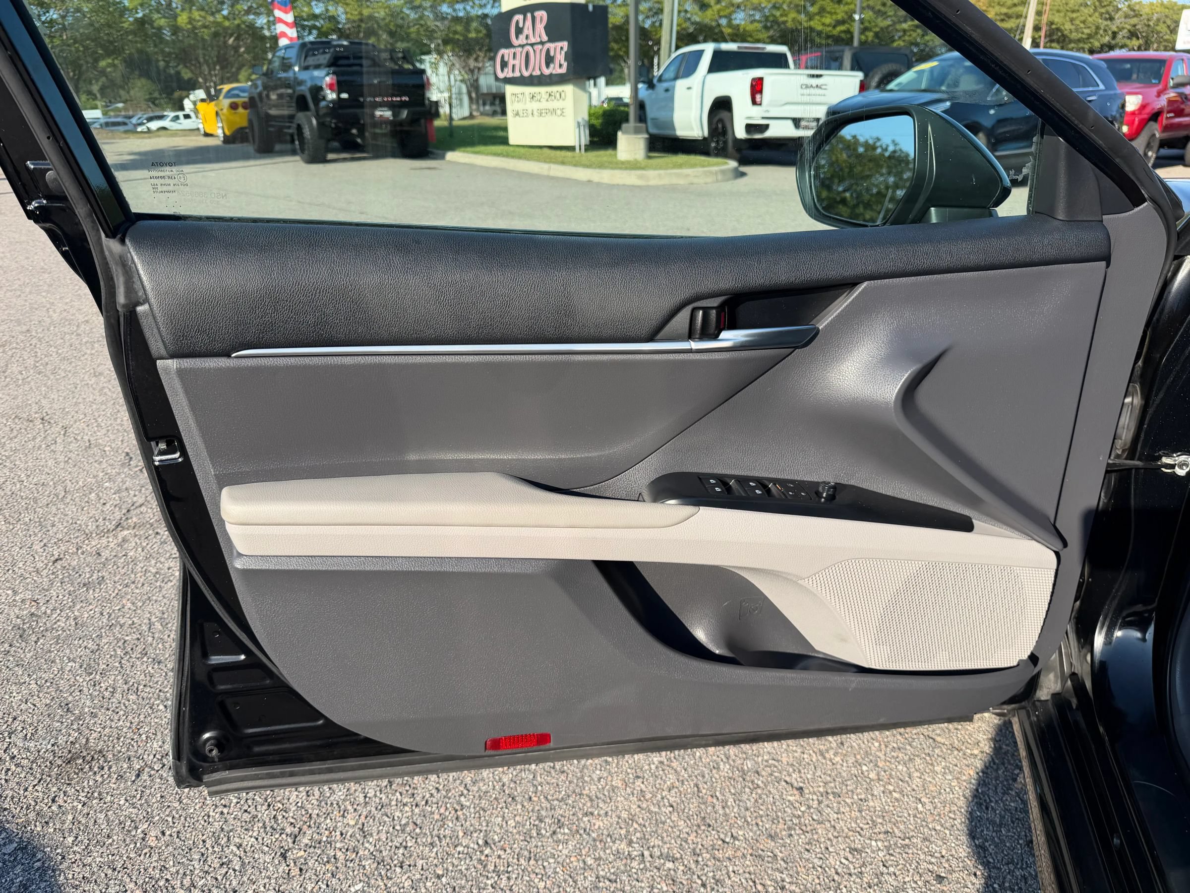 Used 2020 Toyota Camry SE w/ Convenience Package FWD image 10