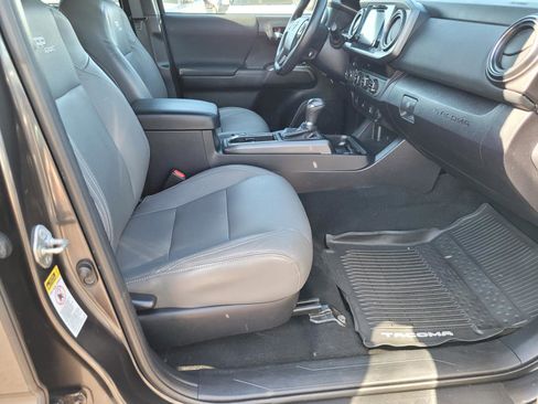 Used 2017 Toyota Tacoma TRD Sport image 20