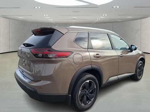 Used 2025 Nissan Rogue SV w/ SV Premium Package image 4