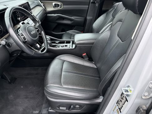 Used 2022 Kia Sorento EX w/ Panoramic Sunroof Package image 9