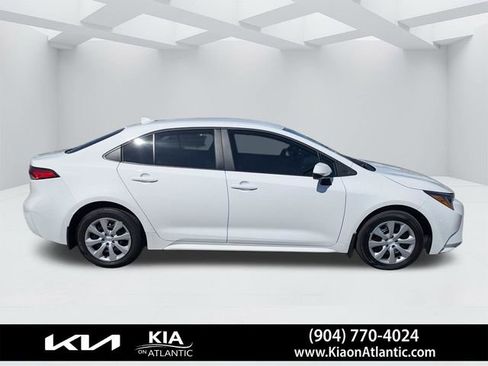 Used 2025 Toyota Corolla LE image 2