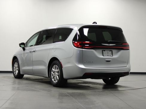 Used 2024 Chrysler Pacifica Touring-L FWD image 6