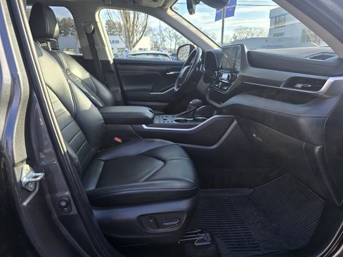 Certified 2023 Toyota Highlander XLE image 12
