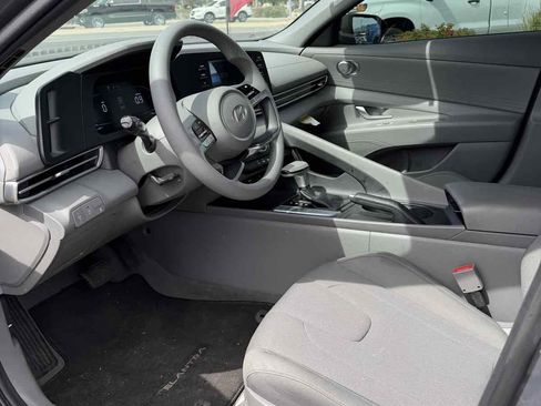 Used 2025 Hyundai Elantra SE image 15