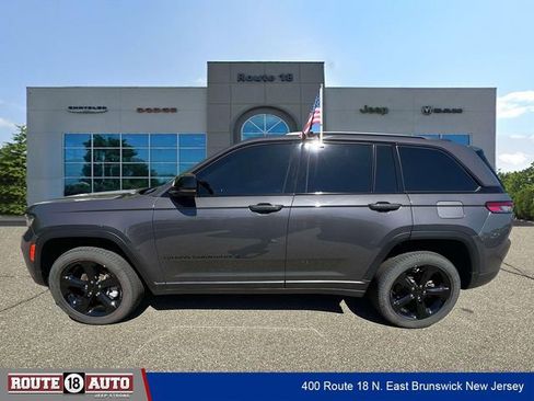Used 2023 Jeep Grand Cherokee Limited w/ Black Appearance Package AWD/4WD image 6
