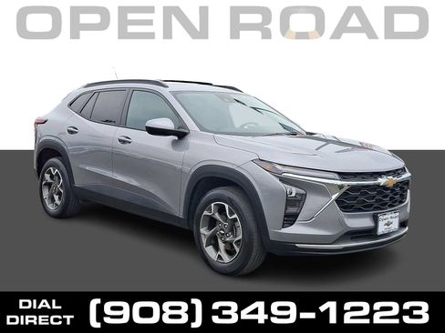 Used 2024 Chevrolet Trax LT w/ Sunroof Package FWD image 1