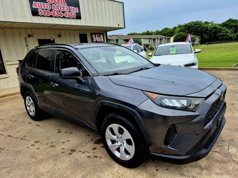 Used 2019 Toyota RAV4 LE FWD image 2