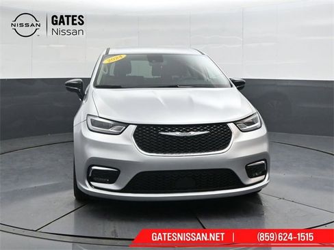 Used 2024 Chrysler Pacifica Select image 5