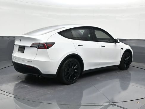 Used 2024 Tesla Model Y Long Range image 5