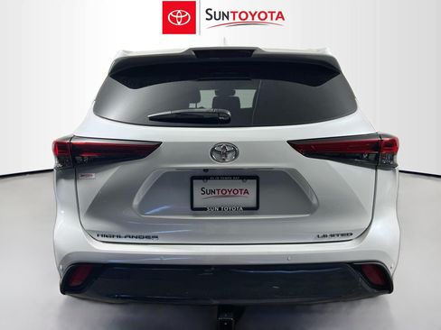 Used 2023 Toyota Highlander FWD image 5
