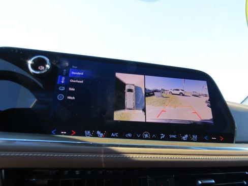 Used 2025 Chevrolet Suburban High Country AWD/4WD image 25