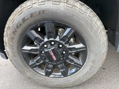 Used 2024 GMC Sierra 3500 AT4 w/ Technology Package AWD/4WD image 10