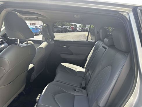 Used 2023 Toyota Highlander XLE AWD/4WD image 13