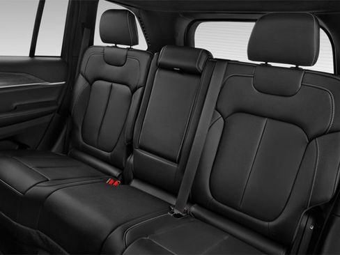 Used 2025 Jeep Grand Cherokee Altitude image 11