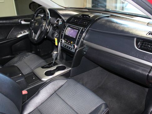 Used 2014 Toyota Camry SE FWD image 24