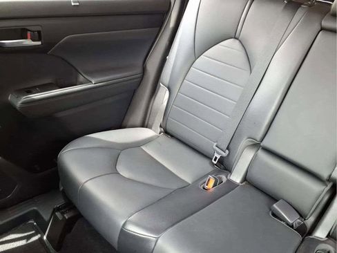 Used 2021 Toyota Highlander XLE FWD image 16