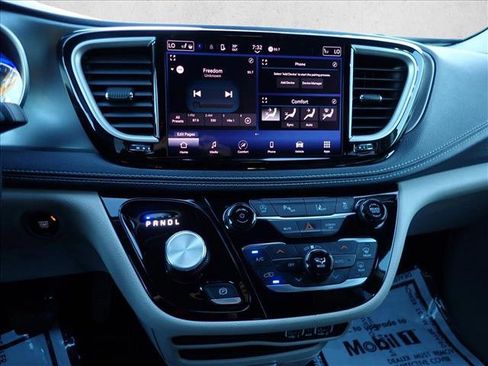 Used 2023 Chrysler Pacifica Touring-L FWD image 18