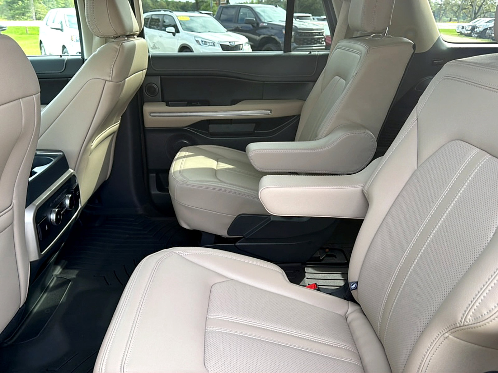 Used 2024 Ford Expedition Limited RWD image 6
