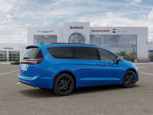 New 2027 Chrysler Pacifica Limited FWD image 4