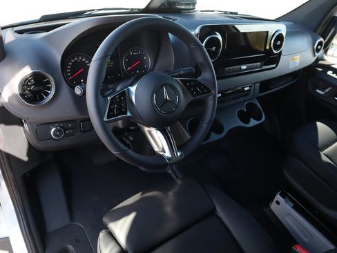 Used 2025 Mercedes-Benz Sprinter 2500 image 10